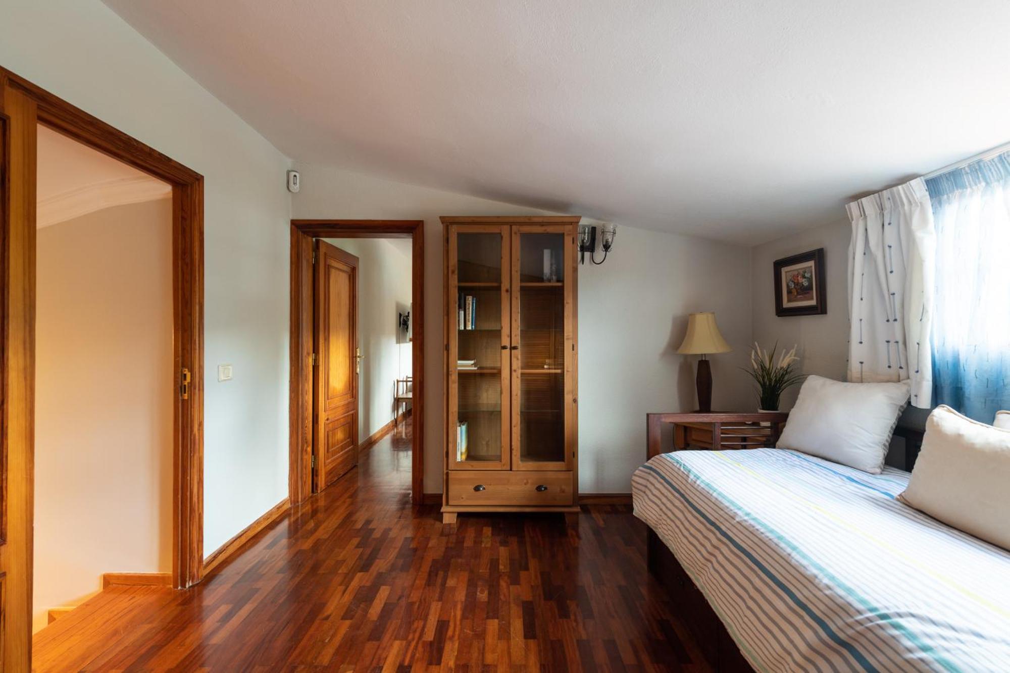 5br House - Pool & Parking - Tennis Court Villa